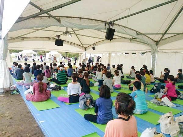 様々な切り口のヨガレッスンで、常にテントはいっぱい